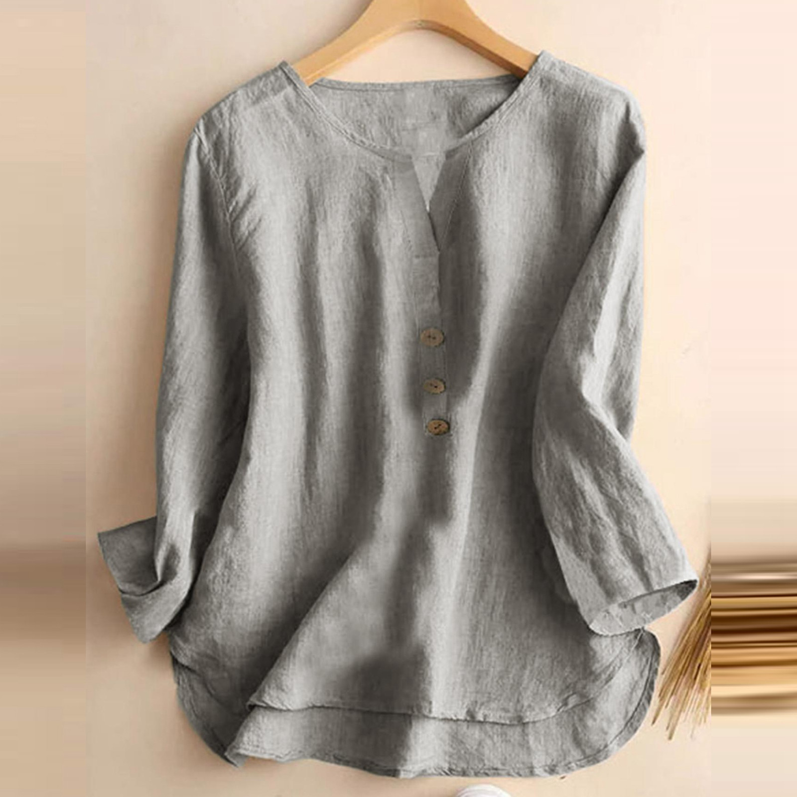 thumbnail image 3 of Camisa de mujer de color liso con cuello en V y botones: estilo informal y elegante, corte holgado, poliéster resistente, fácil de combinar., 3 of 6